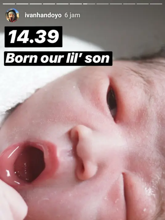 Proses diawali dengan "Menanti kedatangan 12.03.2018 39minggu dan berhitung" tulisan dalam foto istrinya jelang proses lahiran dengan kain warna merah tipis. (Instagram/ivanhandoyo)