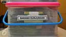 Barang kunjungan yang dibawa keluarga mantan Menteri Agama, Suryadharma Ali di hari pertama perayaan Idul Fitri 1436 H, Jumat (17/7/2015). (Liputan6.com/Yoppy Renato)