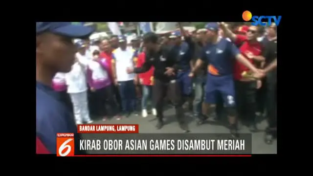 Ribuan warga dan pejabat negara ikut hadir di torch relay atau kirab obor Asian Games 2018 di Bandar Lampung, Lampung.