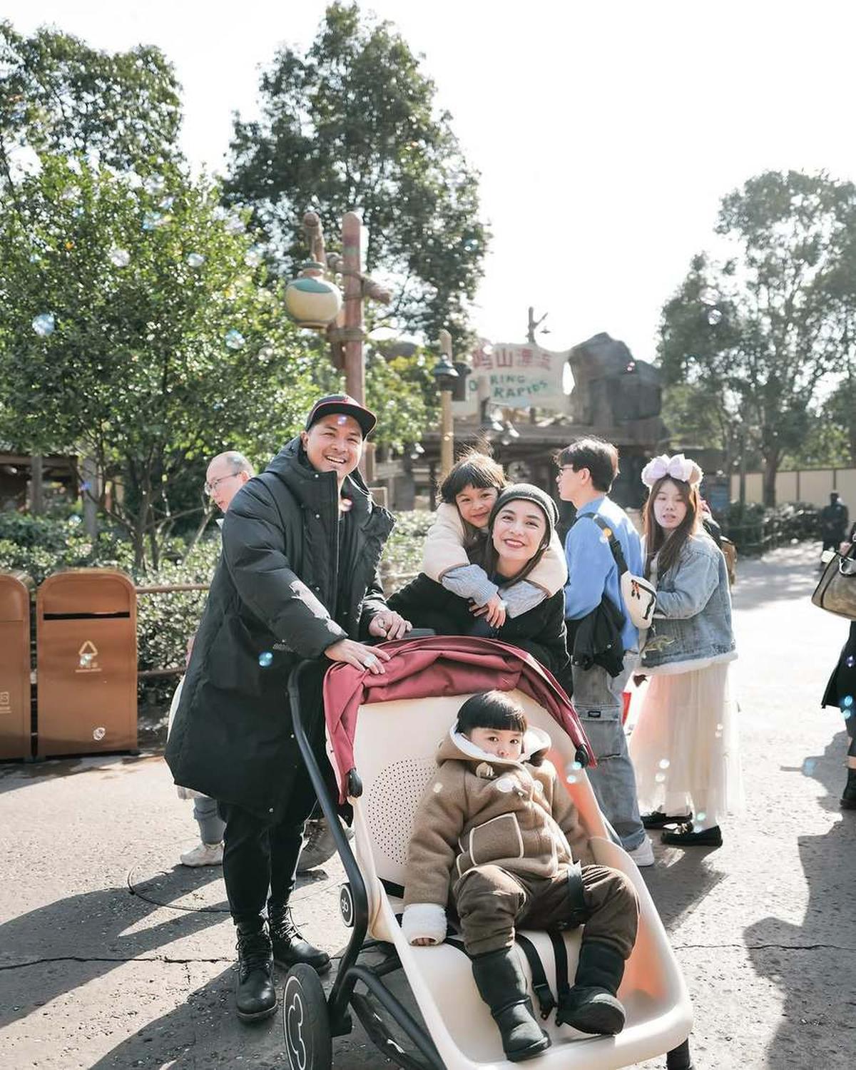 8 Potret Keluarga Glenn Alinskie & Chelsea Olivia Liburan di Disneyland Shanghai, Happy Banget Meski Capek