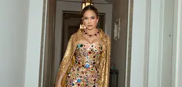 Di Taormina, Jennifer Lopez mengenakan gaun kolom emas penuh kristal Dolce & Gabbana, dipadu perhiasan ruby, riasan J.Lo Glow, dan tatanan rambut klasik. (@jlo)