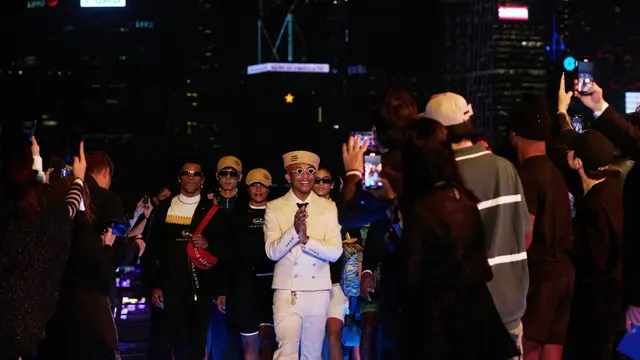 Tampilan Hot Daddy Song Joon Ki dengan Kaus Kutang Kena Kritik Saat Hadir di Louis Vuitton Men Pre Fall 2024 di Hong Kong