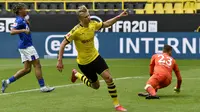 Penyerang Borussia Dortmund, Erling Haaland, melakukan selebrasi usai membobol gawang Schalke 04 pada laga Bundesliga di Stadion Signal Iduna Park, Sabtu (16/5/2020). Dortmund menang 4-0 atas Schalke 04. (AP/Martin Meissner)