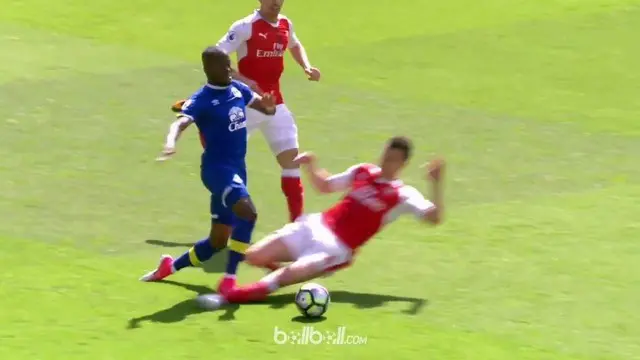 VIDEO: Tekel Berbahaya Koscielny yang Berbuah Kartu Merah