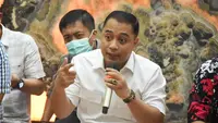 Eri Cahyadi saat lesehan acara Forum Sambat Warga di Surabaya. (Dian Kurniawan/Liputan6.com).