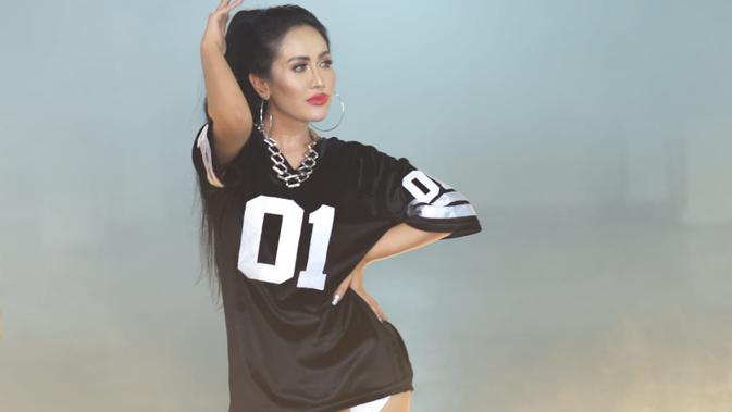 Ratu Meta dalam pembuatan video klip Pacar Kedua