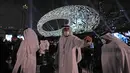 Orang-orang pergi setelah upacara pembukaan Museum of the Future, sebuah ruang pameran untuk ide-ide inovatif dan futuristik, di Dubai, Uni Emirat Arab, Selasa (22/2/2022). (AP Photo/Kamran Jebreili)