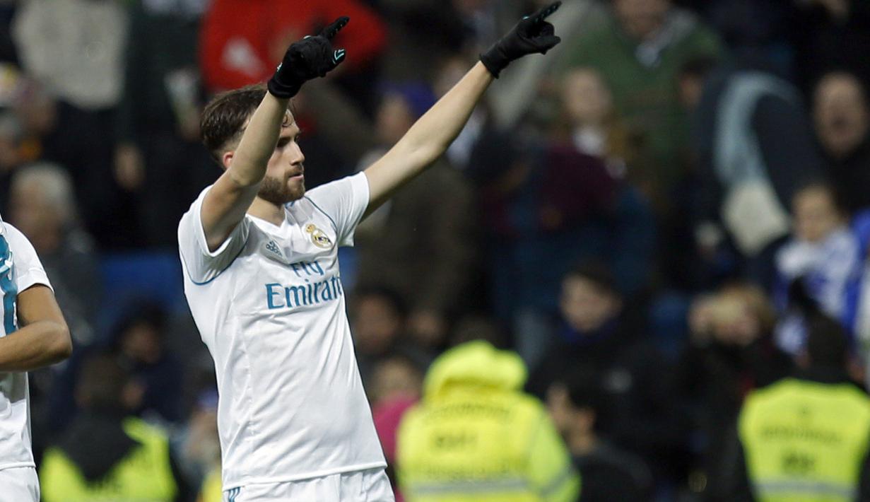 Pemain Real Madrid, Borja Mayoral (kanan) merayakan golnya ke gawang Fuenlabrada pada laga Copa del Rey babak 32  besar di Santiago Bernabeu stadium, Madrid, (28/11/2017). Real Madrid bermain imbang 2-2. (AP/Francisco Seco)