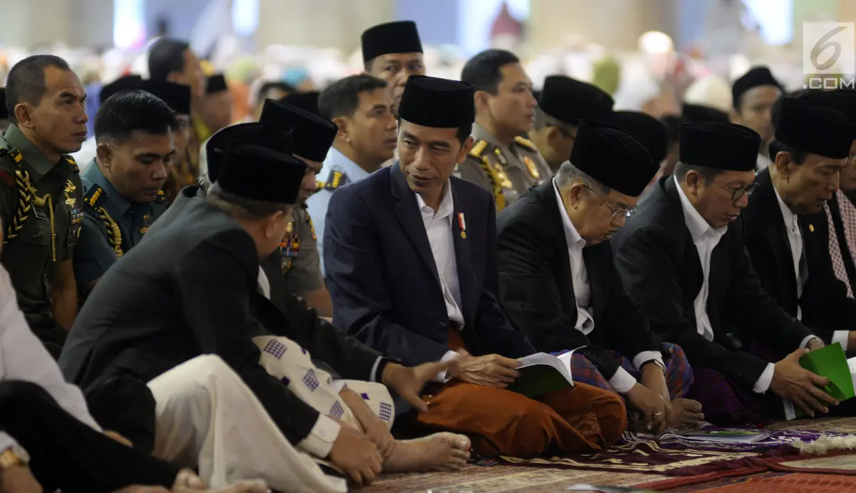 Presiden Joko Widodo (Jokowi) berbincang sebelum melaksanakan Salat Idul Fitri di Masjid Istiqlal, Jakarta, Minggu (25/6). Pemerintah menetapkan 1Syawal 1438 H pada Minggu (25/6) setelah menunaikan 29 hari ibadah puasa. (Liputan6.com/Johan Tallo)