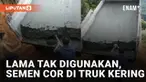 Sebuah truk bawa semen cor namun kering karena lama tak digunakan mengundang perhatian