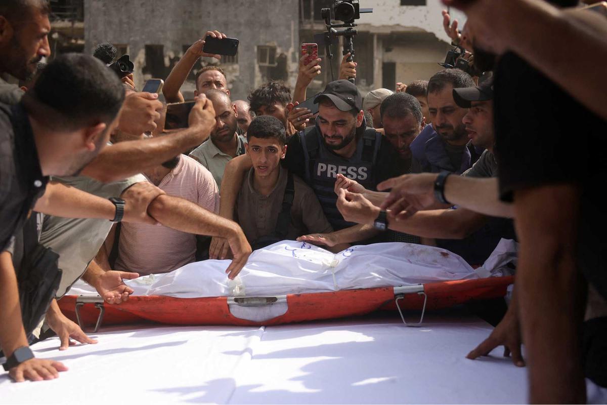 FOTO: Tangis Haru Iringi Pemakaman Lima Jurnalis Al Jazeera Korban Serangan Israel di Gaza