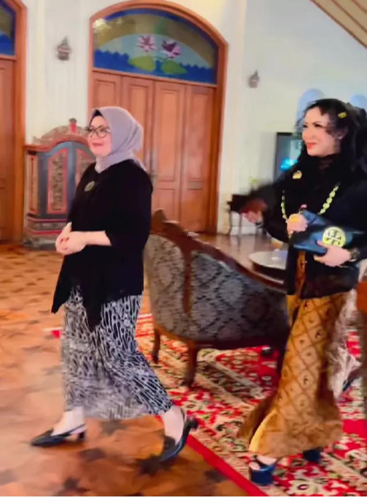 5 Inspirasi Model Clutch ala Roro Fitria, Cocok Dipadukan dengan Kebaya
