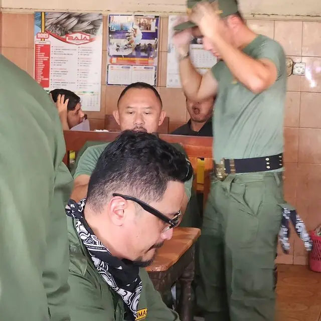 The Prediksi touring dengan seragam Linmas. (Foto: Instagram/imamdarto)