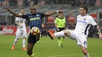 Pemain Inter Milan, Geoffrey Kondogbia (kiri) berebut bola dengan pemain Empoli, Uros Cosic pada lanjutan Serie A Italia di  Giuseppe Meazza stadium, Milan, (12/2/2017).  Inter Milan menang 2-0. (AP/Luca Bruno)