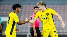 Fergus Tierney (kanan) mencetak gol untuk Timnas Malaysia U-23 dalam laga uji coba melawan klub lokal Negeri Jiran, Selasa (8/7/2025) jelang berlaga di Piala AFF U-23 2025. (Dok. FA Malaysia).