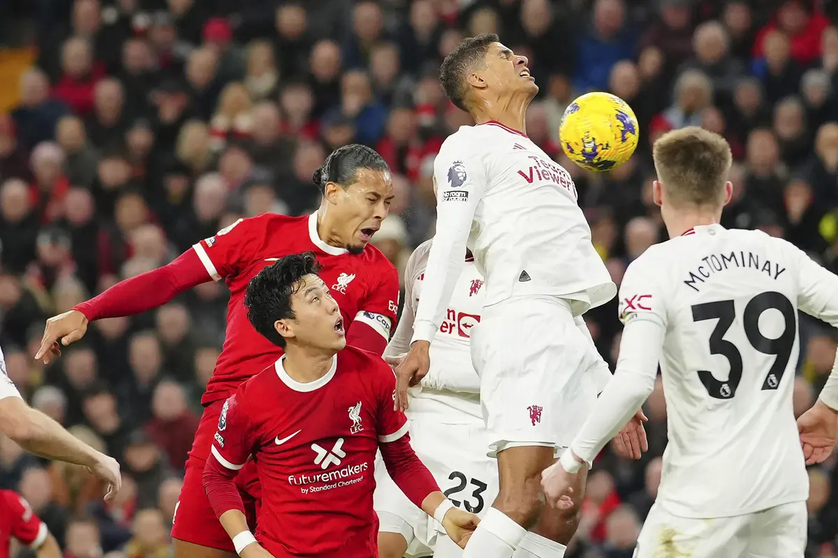Foto: Solid dan Disiplinnya Pertahanan MU Meski Berulang Kali Digempur Pemain Liverpool pada Laga Panas di Liga Inggris
