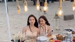 Diketahui, kini anak kandung dan anak sambung Cut Tari sedang libur sekolah. Kesempatan ini dipakai pemain sinetron  Raja dan Aku itu liburan. Mereka hanya liburan bertiga lewat momen girls trip. (Liputan6.com/IG/@cuttaryofficial)