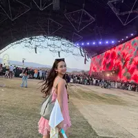 Intip gaya Dita Karang nonton Coachella 2026 [@hey_deets].