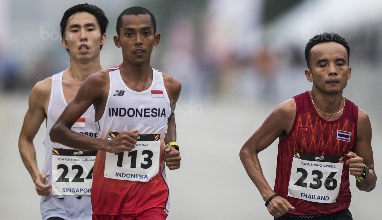 Pelari Indonesia, Agus Prayogo, berlari saat tampil pada nomor marathon SEA Games di Putrajaya, Kuala Lumpur, Sabtu (19/8/2017). Agus meraih medali perak dengan waktu dua jam 27 menit 16 detik. (Bola.com/Vitalis Yogi Trisna)