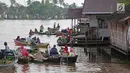 Suasana aktivitas jual beli di Pasar Terapung Lok Baintan, Banjarmasin, Kalimantan Selatan, Selasa (27/3). Pasar terapung yang berada di Sungai Martapura tersebut menjual berbagai hasil bumi dari warga sekitar. (Liputan6.com/Immanuel Antonius)