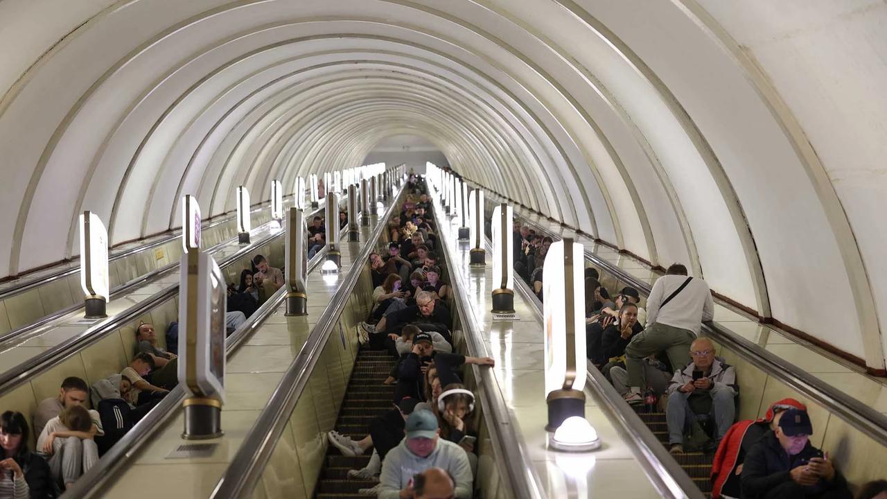 FOTO: Rudal Rusia Hantam Katedral Bersejarah di Kyiv Puluhan Warga Terluka