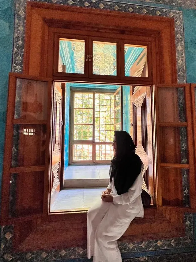 8 Potret Menawan Tamara Bleszynski Pakai Kerudung saat Liburan di Turkiye