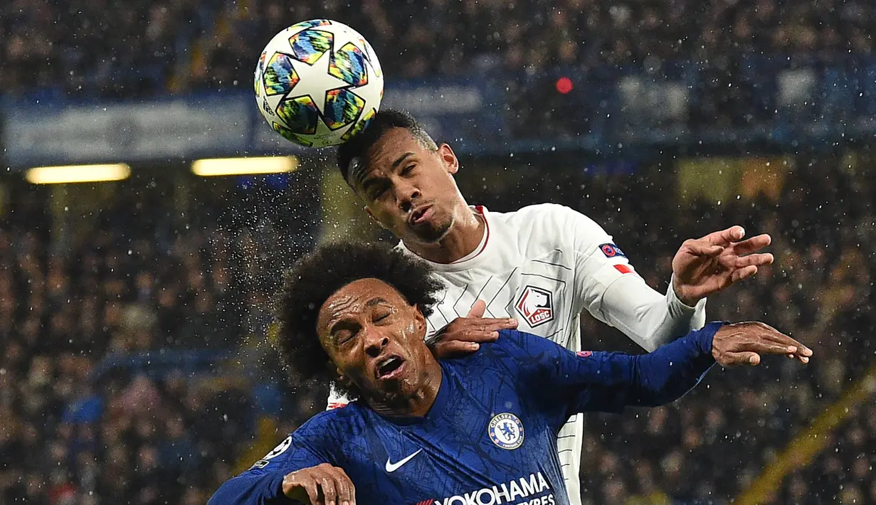 Bek Lille Gabriel dos Santos Magalhaes berebut bola udara dengan gelandang Chelsea Willian pada grup H Liga Champions di Stamford Bridge di London pada 10 Desember 2019. Pemain asal Brasil ini diikat dengan kontrak jangka panjang oleh Arsenal. (AFP/Glyn Kirk)