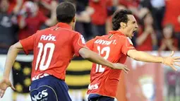 Osasuna's Juanfran (R) celebrates his goal during a Spanish league football match against Real Madrid, on May 31, 2009, at Reyno de Navarra stadium in Pamplona. AFP PHOTO/Rafa Rivas 