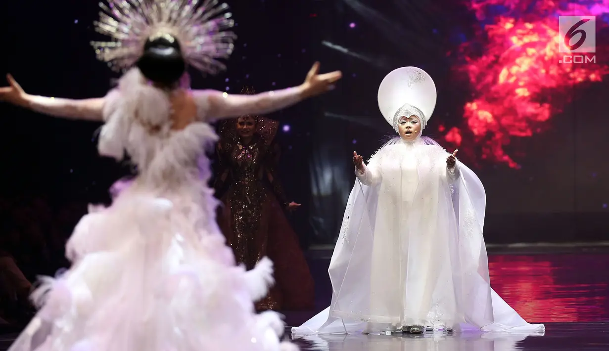 Musisi Melly Goeslaw berperan sebagai Mother of Earth membawakan lagu ciptaannya, Hara, dalam peragaan tunggal di Jakarta, Rabu (13/12). Peragaan tersebut bertajuk EQUILIBRIUM: Rinaldy Yunardi x Absolut Elyx. (Liputan6.com/Johan Tallo)
