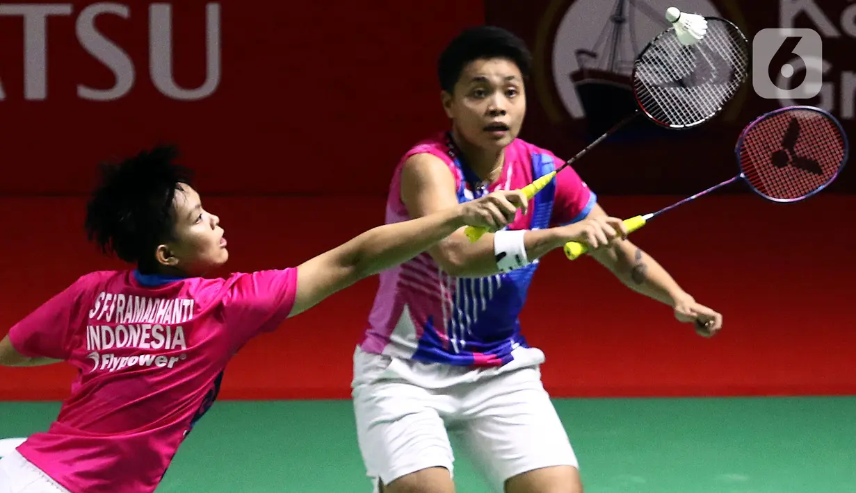 Pebulu tangkis ganda putri Indonesia, Apriyani Rahayu/Siti Fadia Silva Ramadhanti saat bertanding melawan Lee So Hee/Shin Seung Chan (Korea) pada Perempat Final Indonesia Masters 2022 di Istora Senayan, Jakarta, Jumat (10/6/2022). Apriyani/Siti Fadia unggul dan melaju ke babak berikutnya. (Liputan6.com/Helmi Fithriansyah)