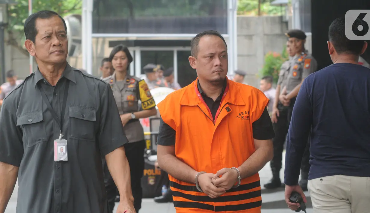 Kasubbag Protokol Pemerintah Kota Medan nonaktif, Syamsul Fitri Siregar dikawal petugas akan menjalani pemeriksaan oleh penyidik di Gedung KPK, Jakarta,  Rabu (6/11/2019). Syamsul diperiksa sebagai saksi terkait kasus dugaan suap proyek dan jabatan pada Pemkot Medan tahun 2019. (merdeka.com/Dwi Narw