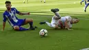 Striker Real Madrid, Lucas Vazquez, terjatuh saat berebut bola dengan bek Deportivo Alaves, Ruben Duarte, pada laga La Liga di Stadion Mendizorroza, Sabtu (23/9/2017). Real Madrid menang 2-1 atas  Deportivo Alaves. (AP/Alvaro Barrientos)