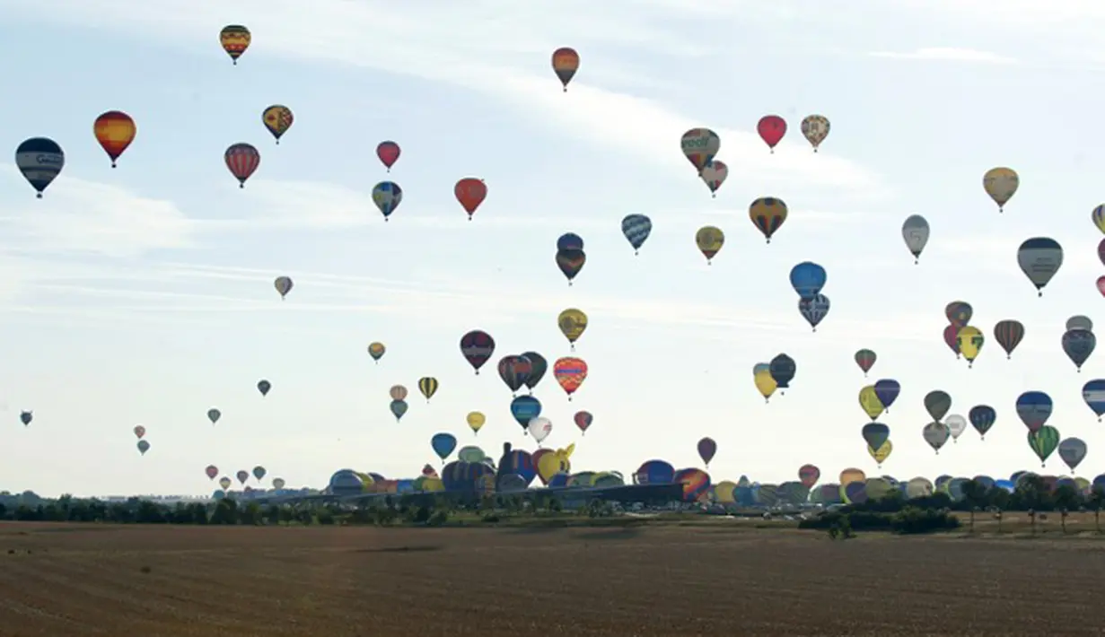 Ratusan balon mengudara di langit pangkalan udara Chambley-Bussieres, Perancis, (26/7/2015). Festival 'Lorraine Mondial Air Ballons' sudah ada sejak 1989 rutin digelar setiap tahun selama sepuluh hari. (AFP/JEAN-CHRISTOPHE VERHAEGEN)