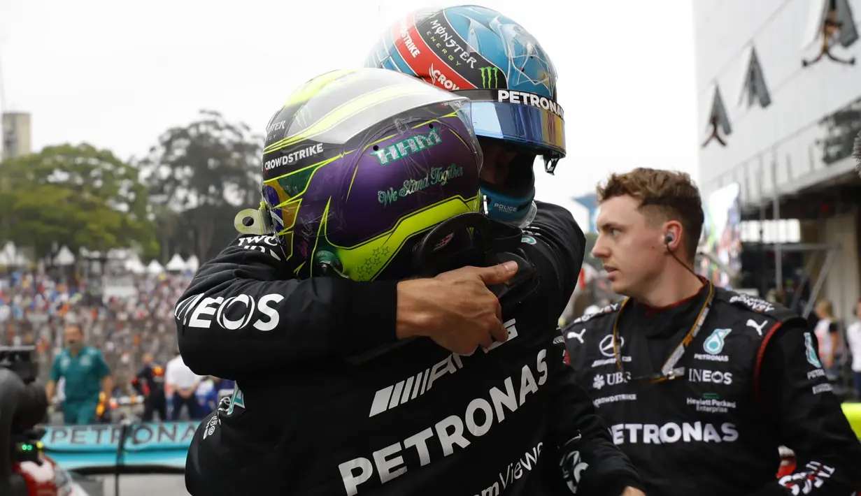 Ini adalah kemenangan perdana pebalap asal Inggris tersebut di ajang balap Formula 1. Ia sukses mencatatkan waktu 1:38:34 dalam 71 laps. (AP/Marcelo Chello)