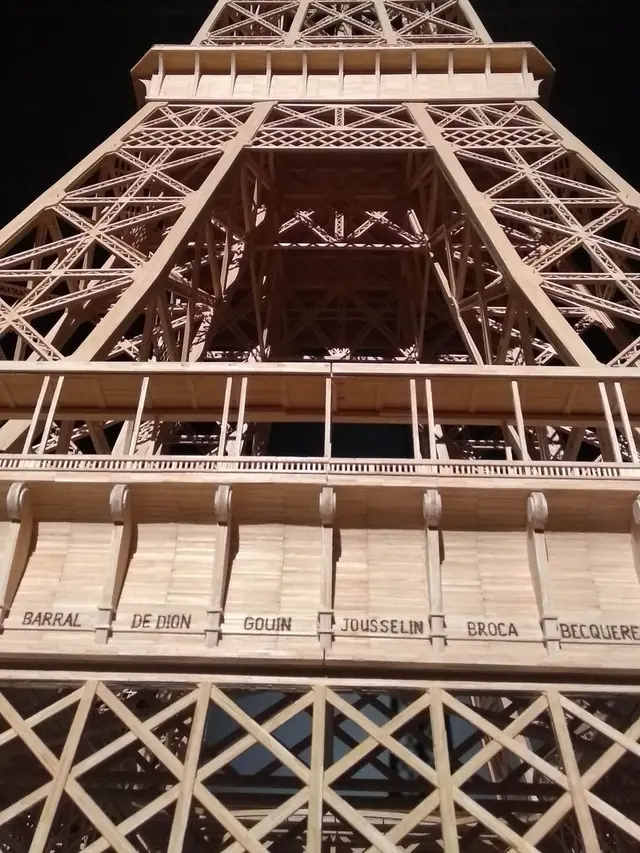 Menara Eiffel yang dibangun menggunakan lebih dari 700 ribu korek api gagal memecahkan rekor dunia hanya karena menggunakan jenis korek api yang salah. (Facebook/Richard Plaud)