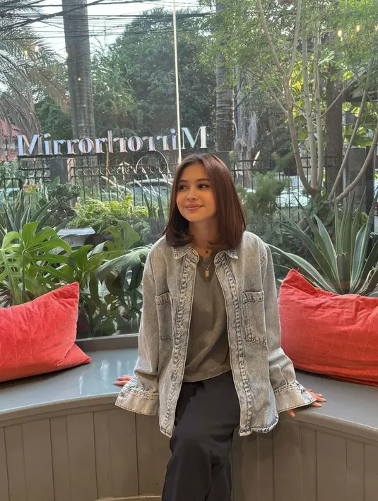 Banyak dari netizen yang memberikan berbagai tanggapan tentang gaya rambut Sandrinna. Mulai dari pujian hingga menyebutnya tampil semakin dewasa.  [@sandrinna_11].