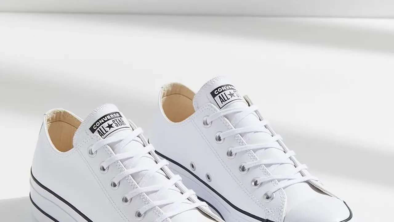 Cara Memilih Sneakers Putih untuk Pria