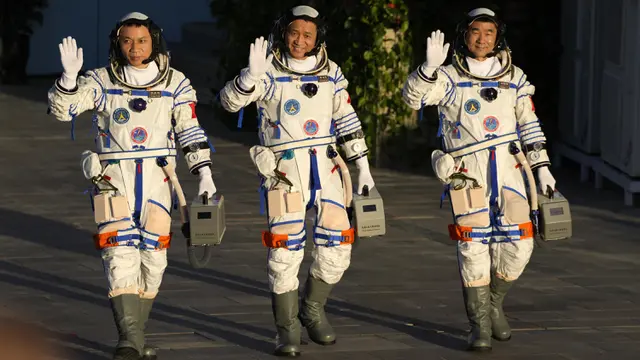 FOTO: China Sukses Luncurkan 3 Astronaut ke Stasiun Luar Angkasa