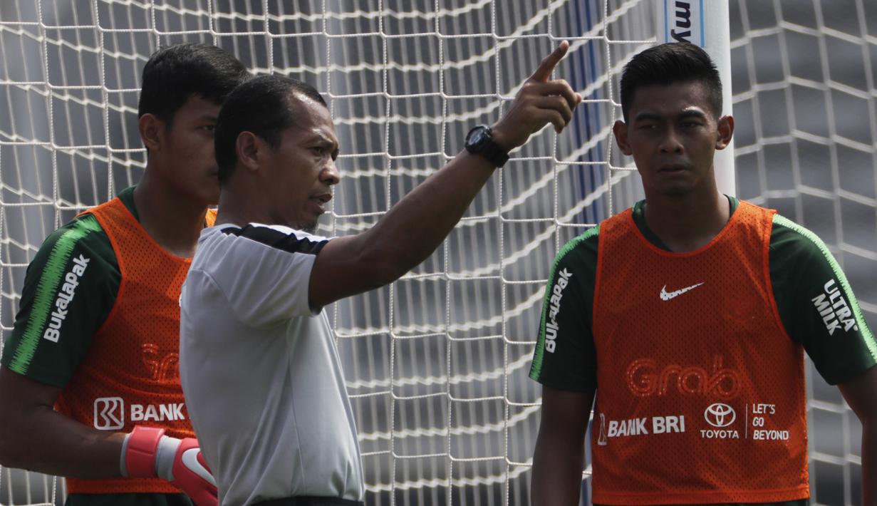 Pelatih kiper Timnas Indonesia U-22, Hendro Kartiko, memberikan instruksi saat latihan di Lapangan ABC Senayan, Jakarta, Selasa (8/1). Latihan ini merupakan persiapan jelang Piala AFF U-22. (Bola.com/Vitalis Yogi Trisna)