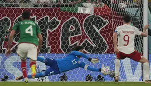 Guillermo Ochoa. Pada matchday pertama Grup C Piala Dunia 2022 (22/11/2022), kiper Timnas Meksiko berusia 37 tahun ini mampu menggagalkan eksekusi penalti striker Polandia, Robert Lewandowski. Ia berhasil menepis tendangan Robert Lewandowski yang diarahkan ke sudut kiri gawang. Laga pun akhirnya berkesudahan imbang 0-0. (AP/Themba Hadebe)
