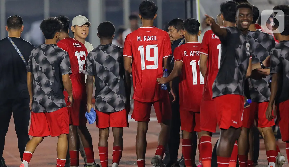 Pelatih Shin Tae-Yong (bertopi) menyalami pemain timnas Indonesia U-20 usai laga kualifikasi Piala Asia U-20 grup F melawan Yaman di Stadion Madya, Kompleks Gelora Bung Karno, Jakarta, Minggu (29/9/2024). (Liputan6.com/Angga Yuniar)