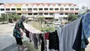 Seorang imigran pencari suaka menjemur pakaian di penampungan sementara di Kalideres, Jakarta, Rabu (18/12/2019). Menurut pimpinan imigran, sejak akhir Agustus 2019 Pemprov DKI telah menyetop bantuan logistik dan listrik ke penampungan. (merdeka.com/Iqbal Nugroho)