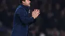Pelatih Tottenham Hotspur, Mauricio Pochettino menginstruksikan pemainnya saat melawan Red Star Belgrade pada Grup B Liga Champions di Stadion Tottenham Hotspur di London utara, pada 22 Oktober 2019. Pochettino sedang menganggur sebelum dipercaya PSG menggantikan Tuchel. (AFP/Ben Stansall)