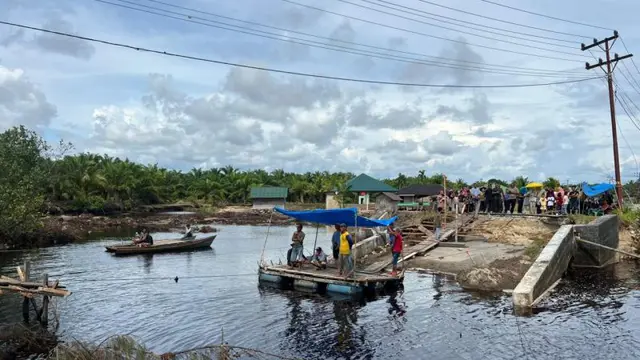 Kondisi Jembatan Anak Laut di Desa Gosong Telaga Barat, Kabupaten Aceh Singkil, Aceh, pada Kamis (4/12/2025) yang tampak ambles karena tersapu oleh banjir bandang (Sekretariat Wakil Presiden)