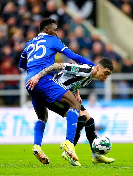Pemain Leicester City Wilfred Ndidi (kiri) dan pemain Newcastle United Miguel Almiron memperebutkan bola pada pertandingan sepak bola perempat final Piala Liga Inggris atau Carabao Cup di St. James' Park, Newcastle, Inggris, 10 Januari 2023. Newcastle United mengalahkan Leicester City dengan skor 2-0. (Owen Humphreys/PA via AP)