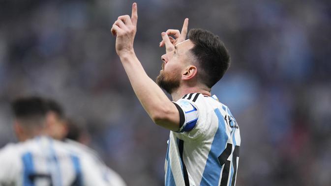 <p>Pemain Timnas Argentina, Lionel Messi melakukan selebrasi usai mencetak gol pertama Argentina ke gawang Timnas Prancis melalui eksekusi penalti dalam laga final Piala Dunia 2022 di Lusail Stadium, Lusail, Qatar, Minggu (18/12/2022) malam WIB. (AP Photo/Manu Fernandez)</p>