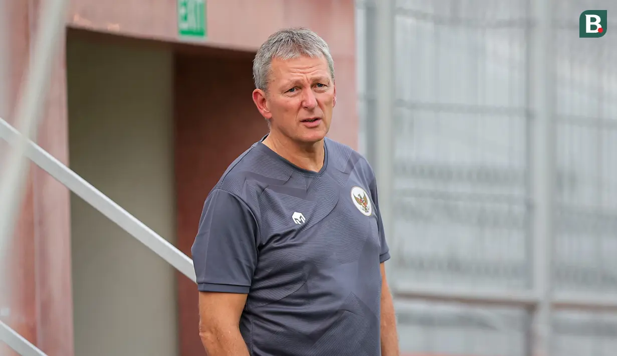 Konsultan pelatih Timnas Indonesia U-17, Frank Wormuth terlihat saat latihan resmi Timnas Indonesia U-17 jelang laga penentu Grup A Piala Dunia U-17 2023 melawan Timnas Maroko U-17 yang berlangsung di Stadion Gelora 10 November, Tambaksari, Surabaya,  Rabu (15/11/2023). (Bola.com/Bagaskara Lazuardi)