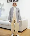 Pada koleksi UNIQLO U Spring/Summer 2025, hadir lima pilihan luaran yang masing-masing memiliki karakter berbeda. Salah satu yang mencuri perhatian adalah Mantel Hoodie Katun, luaran panjang yang memberikan kesan cool sekaligus stylish dengan drawstring pada bagian pinggang yang bisa memberikan siluet proporsional. [@Uniqlo]