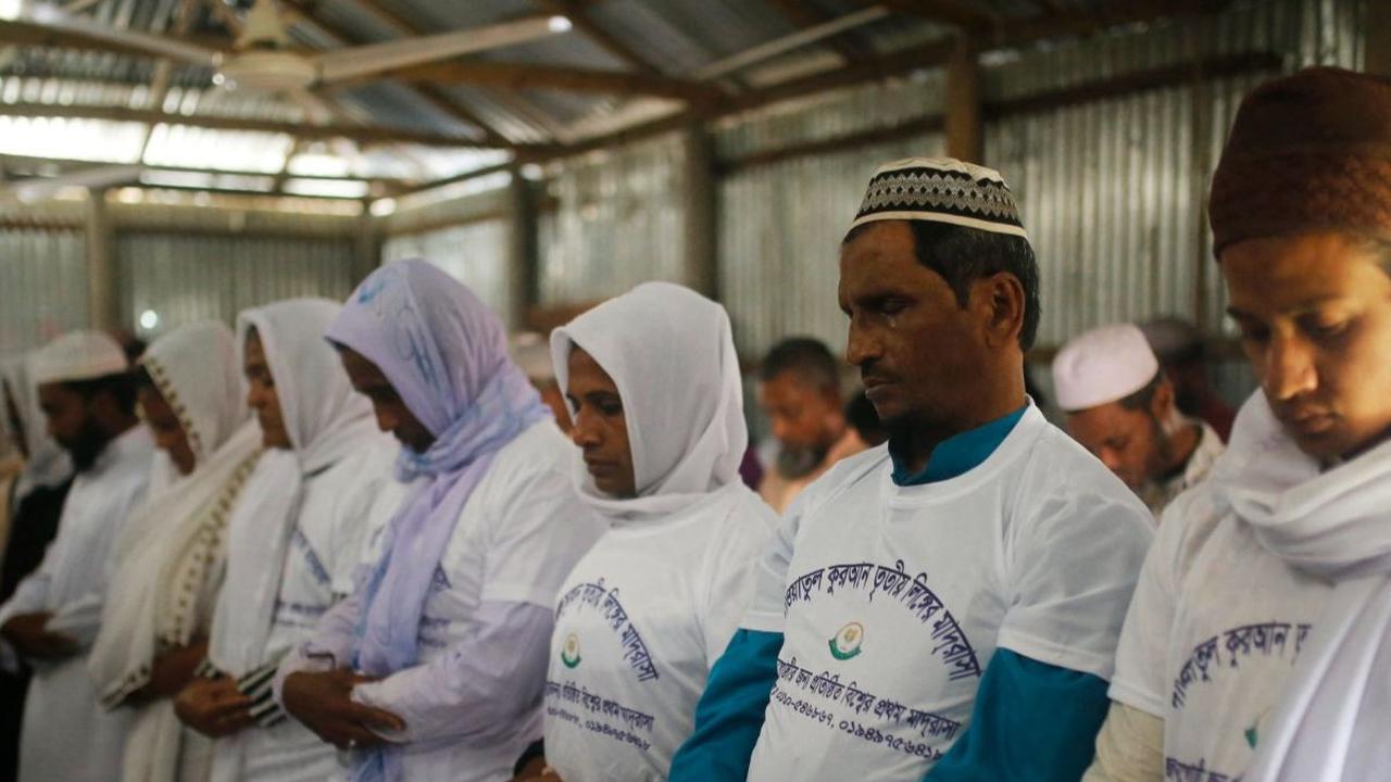 Sekelompok komunitas transgender melaksanakan salat di Masjid&nbsp;Dakshin Char Kalibari,&nbsp;Mymensingh, Bangladesh, pada 22 Maret 2024. Terusir dari kegiatan ibadah di banyak masjid, komunitas transgender yang mulai berhijrah disambut sebuah masjid bar
