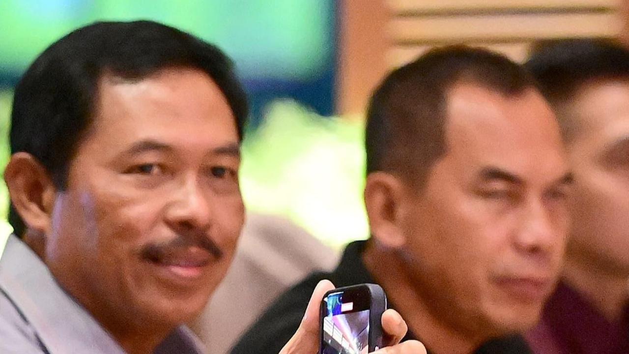 "Dengan Gubernur dan Pangdam," ungkap Jokowi. <br>"Assalamualaikum," balas keduanya.